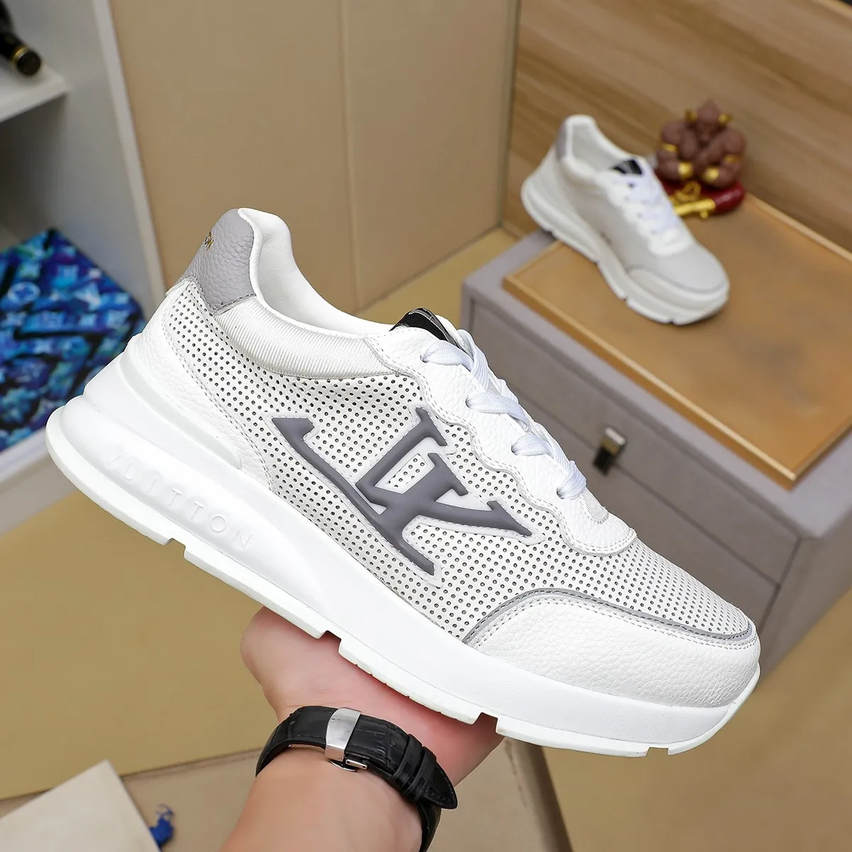 Ex-factory price: 440¥🌹🌹[LV Louis Vuitton] new low-top casual men's shoes. A must-have for fashionable men, new products are released in Hong Kong counters [strong], big-name style, European and American masters strongly create unique styles, comfortable on the feet, super soft outsole, super wear-resistant. Gives people a strong visual impact. Material: imported first-layer cowhide leather upper ➕rubber non-slip outsole, rubber graphics matching, 38 to 44